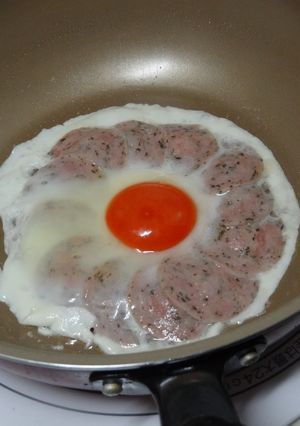 ローソン・ボロニアソーセージの目玉焼き-レシピのメイン写真