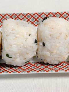 チーズとろ〜り!シャケわかめおにぎり-レシピのメイン写真