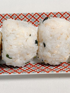 チーズとろ〜り!シャケわかめおにぎり-レシピのメイン写真