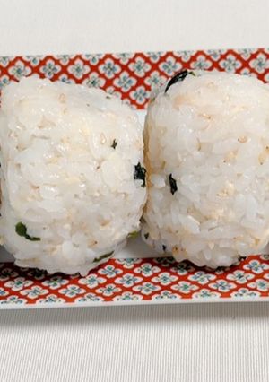 チーズとろ〜り！シャケわかめおにぎり-レシピのメイン写真