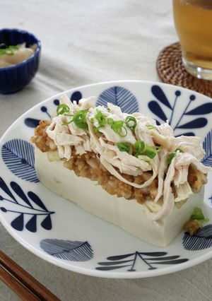 シャキシャキ玉ねぎのごま味噌と鶏の冷奴-レシピのメイン写真