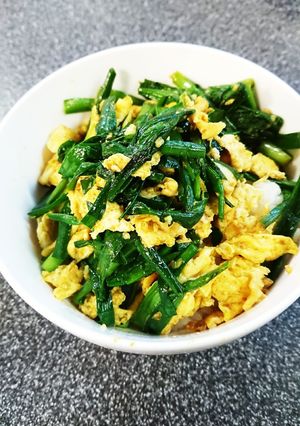 簡単ランチ☆カレー風味のニラ玉丼-レシピのメイン写真
