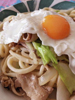 キャベツと豚バラの月見塩焼きうどん-レシピのメイン写真
