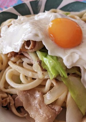 キャベツと豚バラの月見塩焼きうどん-レシピのメイン写真