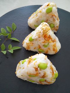 枝豆と桜海老入りの手作りおにぎり♪-レシピのメイン写真