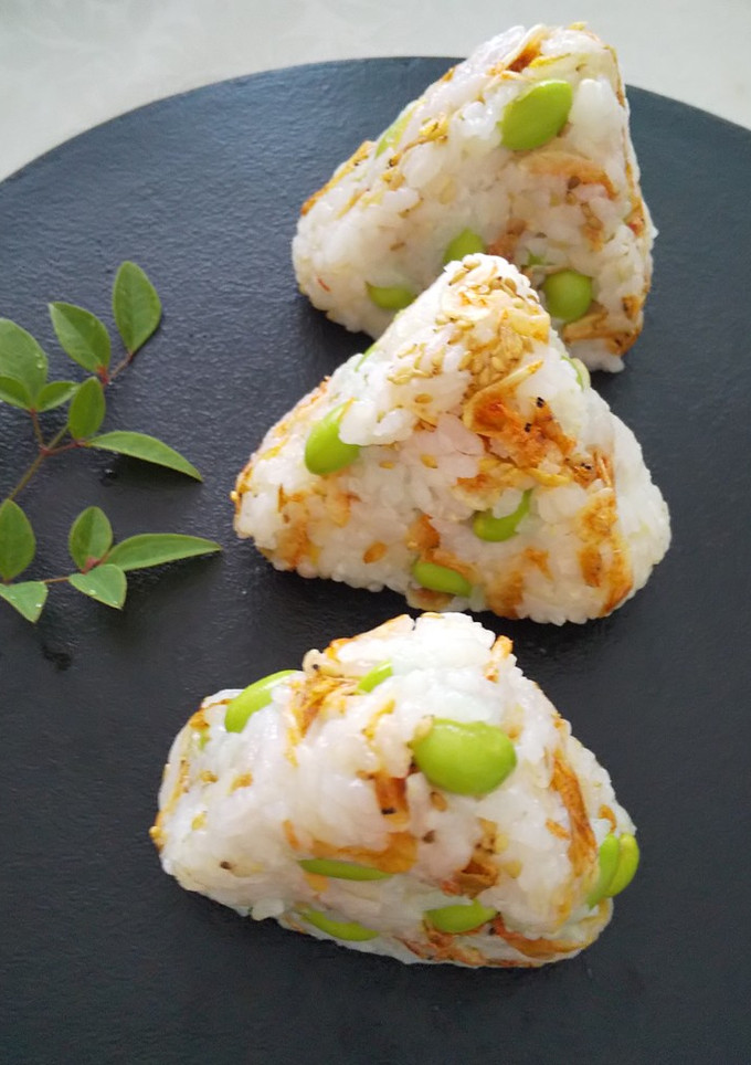 枝豆と桜海老入りの手作りおにぎり♪-レシピのメイン写真