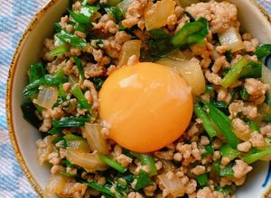 疲労回復に！ニラ豚挽肉のスタミナ丼-レシピのメイン写真