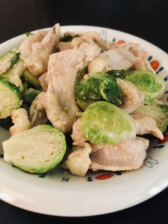 鶏の軟骨と芽キャベツ炒め-レシピのメイン写真