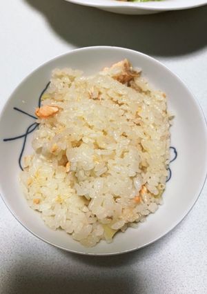 材料たった3つ！生姜香る鮭の炊き込みご飯-レシピのメイン写真