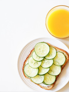 きゅうりを並べて!オープンサンドの朝食-レシピのメイン写真