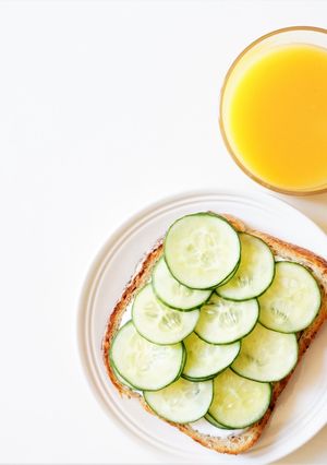 きゅうりを並べて！オープンサンドの朝食-レシピのメイン写真