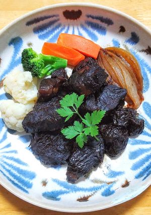 牛すね肉とプルーンの赤ワイン煮-レシピのメイン写真