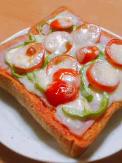 ミニトマトが美味しい!簡単ピザトースト-レシピのメイン写真
