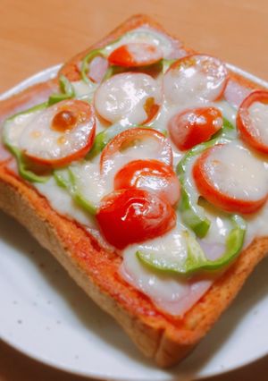 ミニトマトが美味しい！簡単ピザトースト-レシピのメイン写真