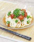 青じそスプラウトと梅の冷やしうどん