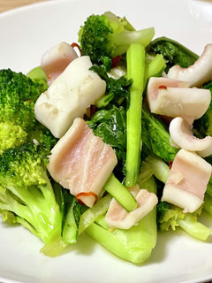 いかと緑野菜の炒め物で鉄分とビタミンを!-レシピのメイン写真