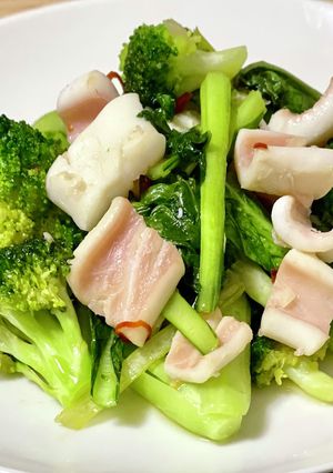 いかと緑野菜の炒め物で鉄分とビタミンを!-レシピのメイン写真
