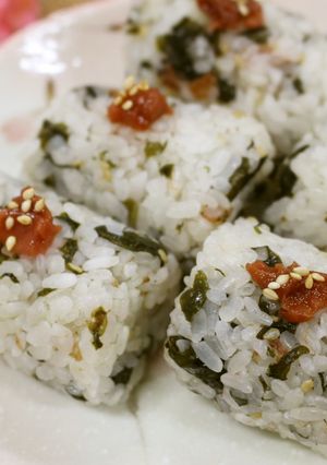 わかめ梅おにぎり-レシピのメイン写真