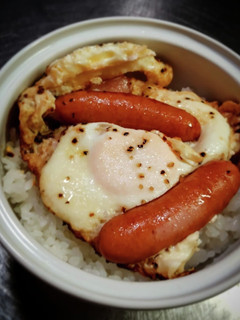ソーセージ、ハムエッグ丼❨(@≧↺≦@)-レシピのメイン写真