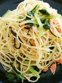 材料4つ★小松菜と鮭の塩昆布パスタ-レシピのメイン写真