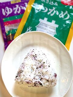 わかめとゆかりのおにぎり-レシピのメイン写真