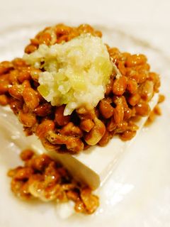 冷やっこの納豆&ねぎ塩麹添え-レシピのメイン写真