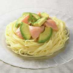รูปของ サーモンとアボカドの冷製パスタ