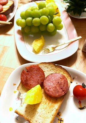 ソーセージでお顔のトースト早起き孫たち！-レシピのメイン写真
