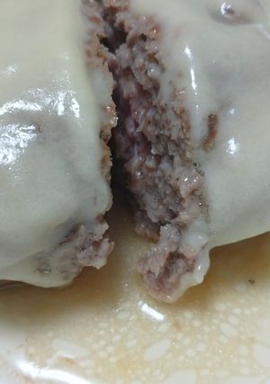 肉汁あふれるひき肉だけチーズハンバーグ-レシピのメイン写真