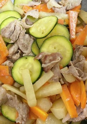 じゃがいもズッキーニにんじん豚肉炒め-レシピのメイン写真