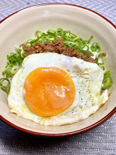 肉味噌丼、目玉焼きを添えて-レシピのメイン写真