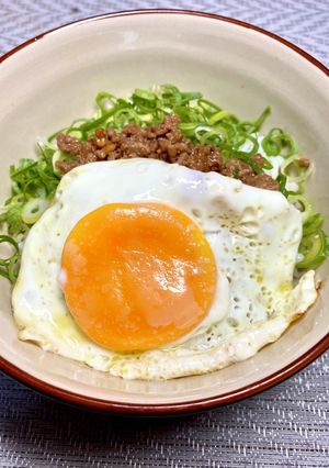 肉味噌丼、目玉焼きを添えて-レシピのメイン写真