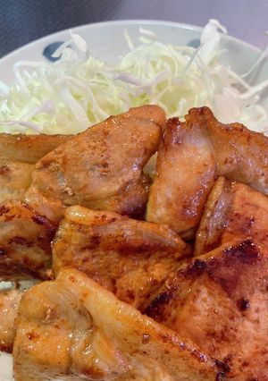 豚肉の生姜焼き。山盛り千切りキャベツ添え-レシピのメイン写真