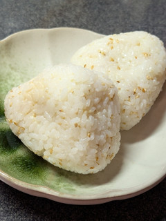 ゴマまみれ!コク旨♡ツナマヨおにぎり-レシピのメイン写真