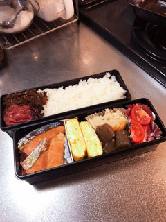 焼き鮭と塩トマトのお弁当-レシピのメイン写真