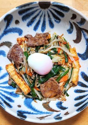 レバニラ炒め温泉たまご乗せ-レシピのメイン写真
