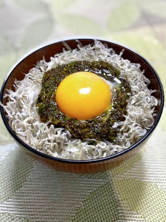 暑い夏に!アカモクと卵黄のしらす丼-レシピのメイン写真
