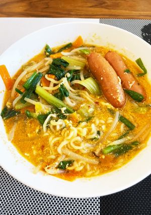 辛ラーメンの、卵ウインナー野菜入り-レシピのメイン写真