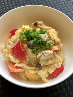 夏にピッタリ!「トマト親子丼」-レシピのメイン写真