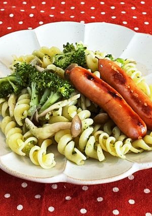 パスタのバジルソース炒めウインナー添え-レシピのメイン写真