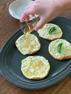 材料2つ♪餃子の皮でシンプルピザ♪-レシピのメイン写真