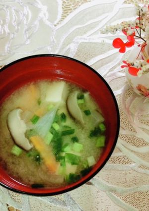 玉ねぎ、椎茸、豆腐のお味噌汁-レシピのメイン写真