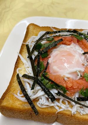 たらこたっぷり温泉たまごしらすトースト-レシピのメイン写真