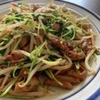 豆苗ともやしのホルモン炒め