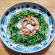 豆苗とシーフードのピリ辛マヨネーズ炒め
