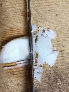 玉ねぎを簡単にみじん切りにする方法-レシピのメイン写真