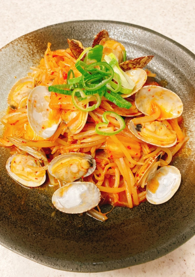 簡単♪もやしとキムチ炒めにあさり蒸し-レシピのメイン写真
