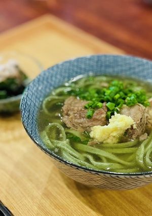 牛すじのよもぎうどん-レシピのメイン写真