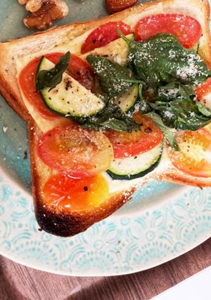 夏野菜トースト　トマトバジルズッキーニ-レシピのメイン写真