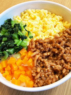 夏休みランチ・お弁当にも♪鶏そぼろ丼-レシピのメイン写真
